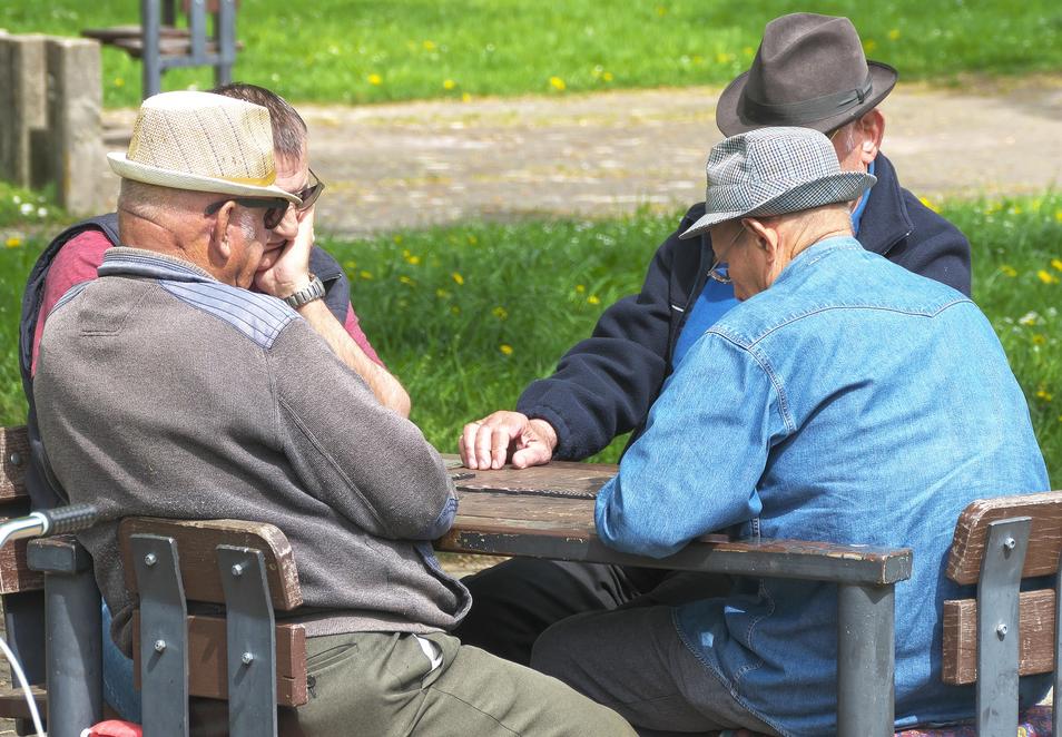 jubilados-hombres-juego-domino