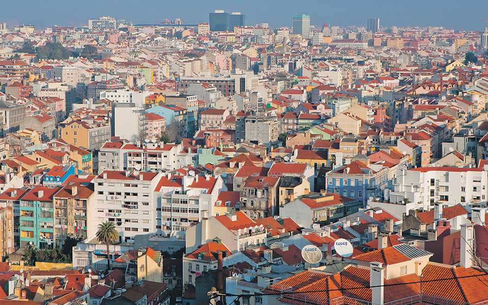 Docente aluga sofá a dez euros por dia para continuar a dar aulas em Lisboa