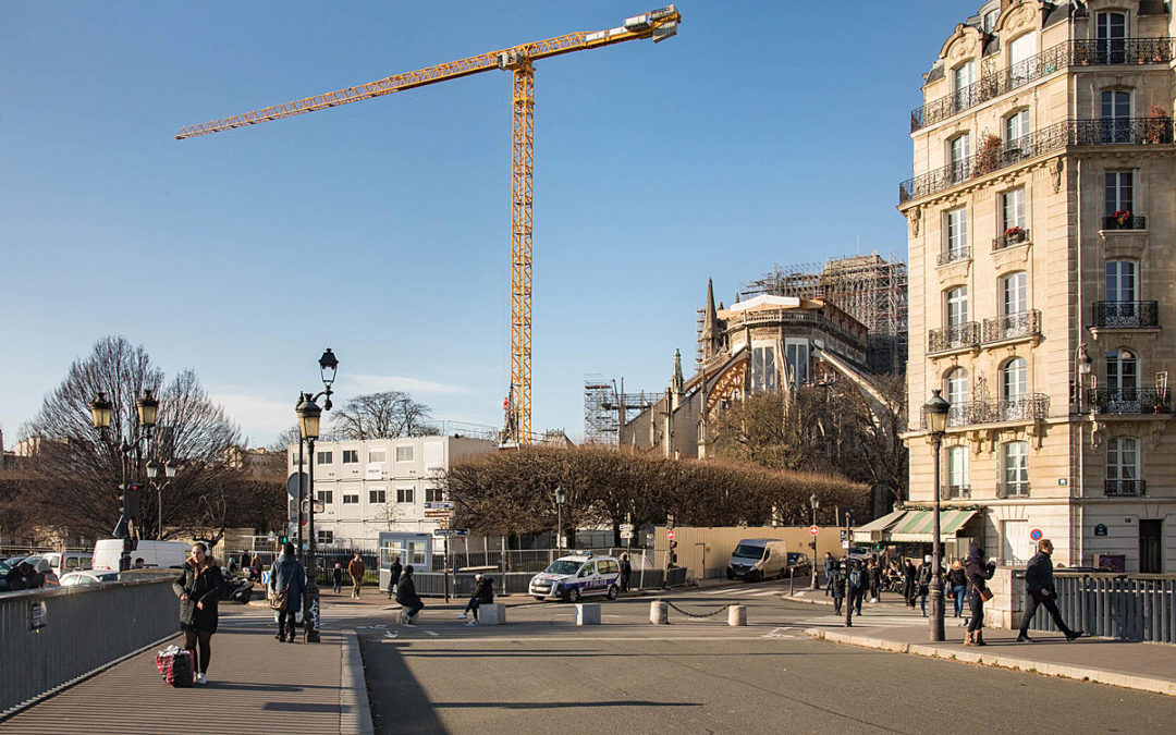 La grue de Notre-Dame s’élève dans le ciel de Paris