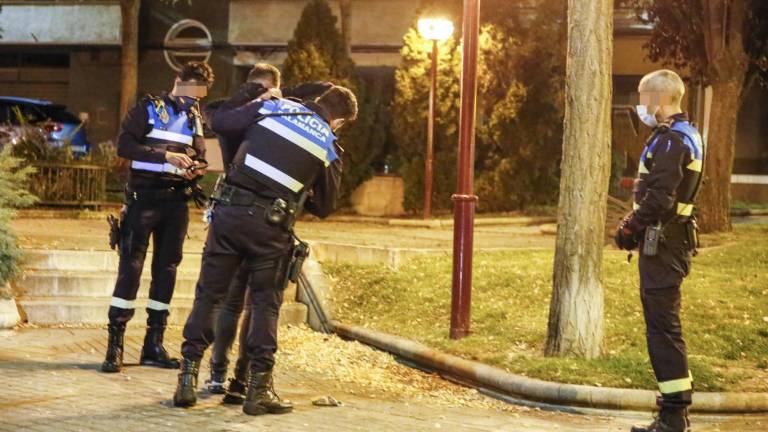 Madrugada de ‘locura’ en Salamanca. Siete detenidos, peleas entre familiares y en plena calle…
